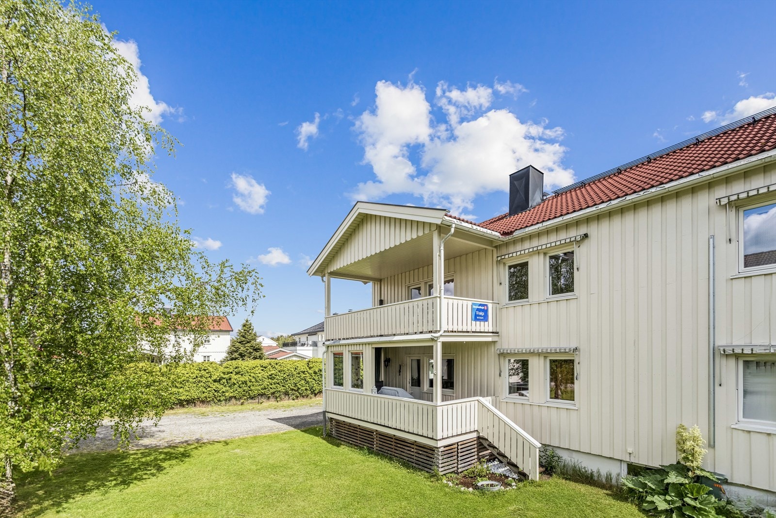 Leiligheten ligger i en firemannsbolig i et veletablert og rolig boligområde. Galleribilde