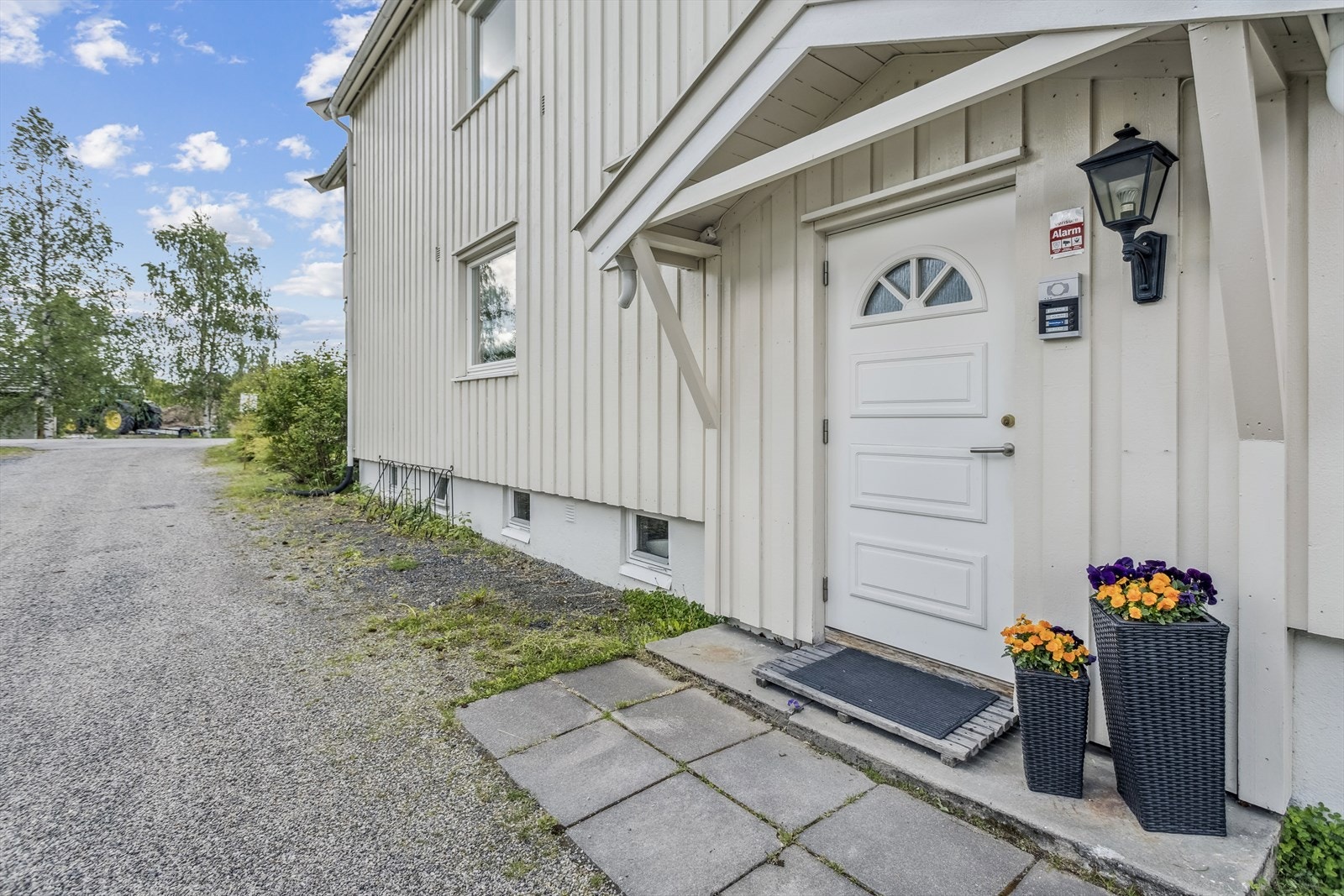 Felles inngangsparti med porttelefon. I tillegg til garasje disponerer leiligheten to boder i kjeller og en på loft. Galleribilde