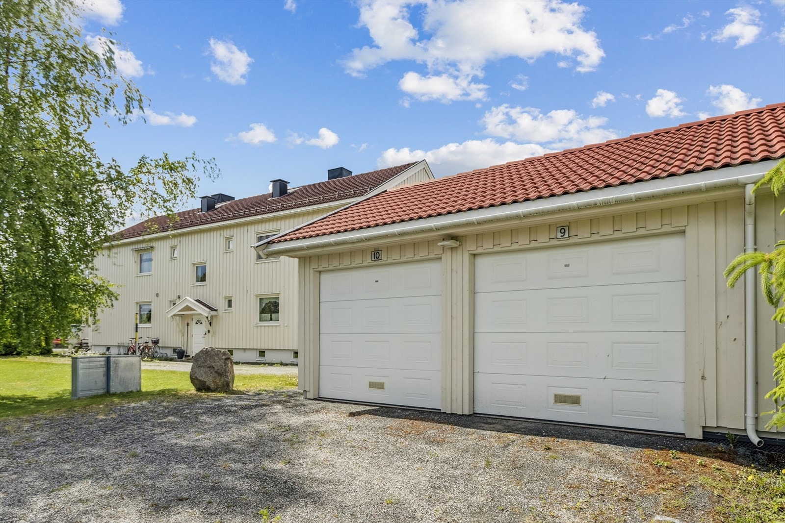 Garasjen på 16 m² har innlagt strøm, automatisk portåpner og en praktisk lagerhems. Galleribilde