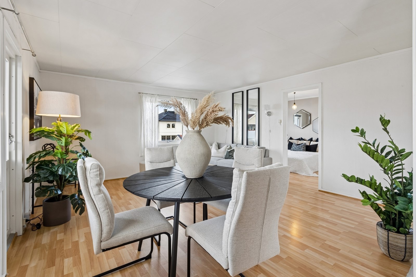 Stuen er leilighetens samlingspunkt, med adkomst til hovedsoverommet og utgang til balkongen. Galleribilde