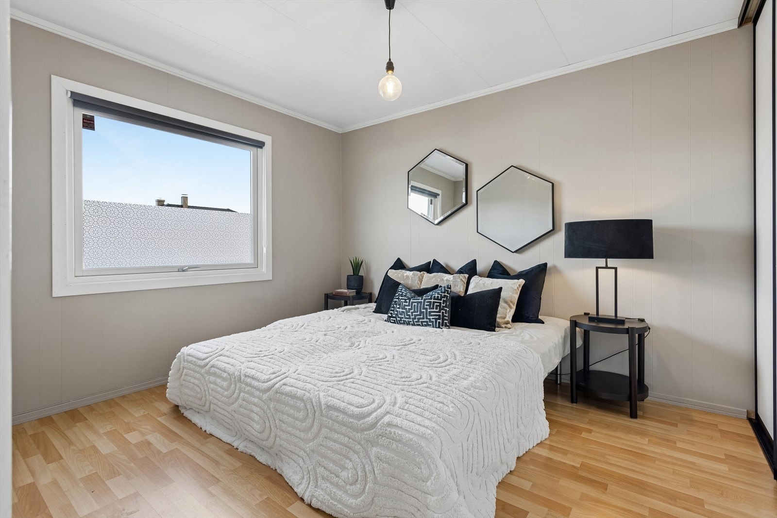 Rommet har god plass til dobbeltseng og tilhørende møblement. Galleribilde