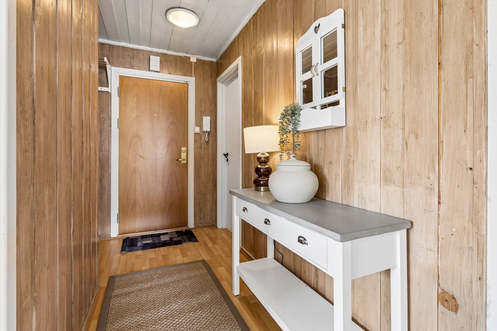 Entréen har plassbygget garderobeskap og gir adkomst til de fleste av leilighetens rom. Galleribilde