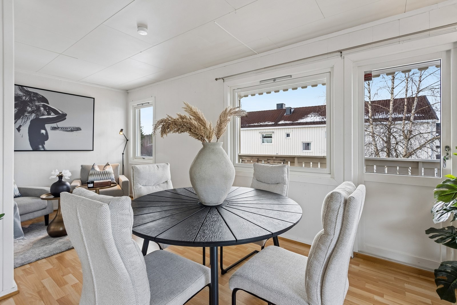 Store vindusflater slipper inn rikelig med dagslys. Vinduene ble skiftet i 2014. Galleribilde