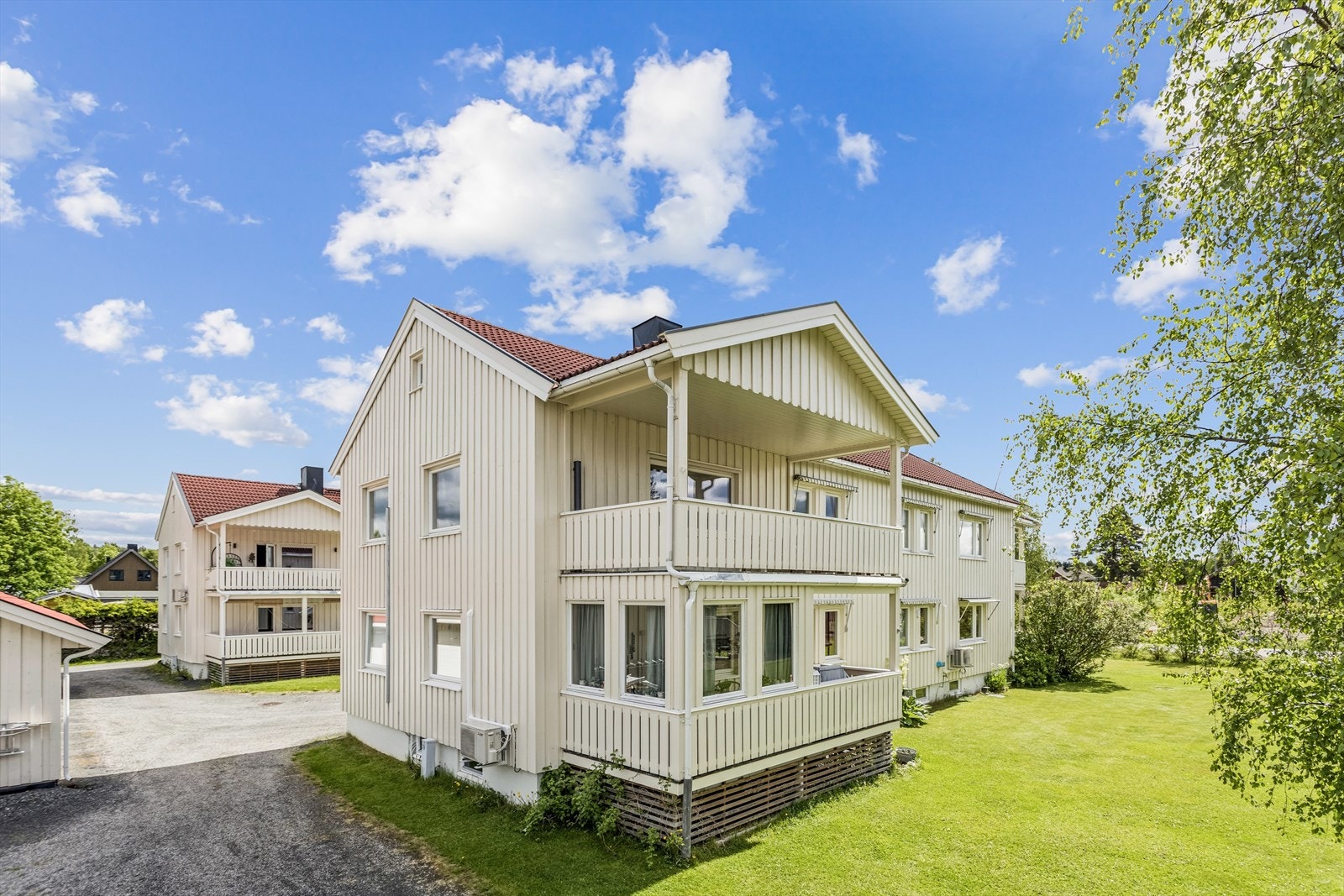 Eiendommen ligger skjermet til, uten sjenerende trafikkstøy, men med kort vei til Elverum sentrum. Galleribilde