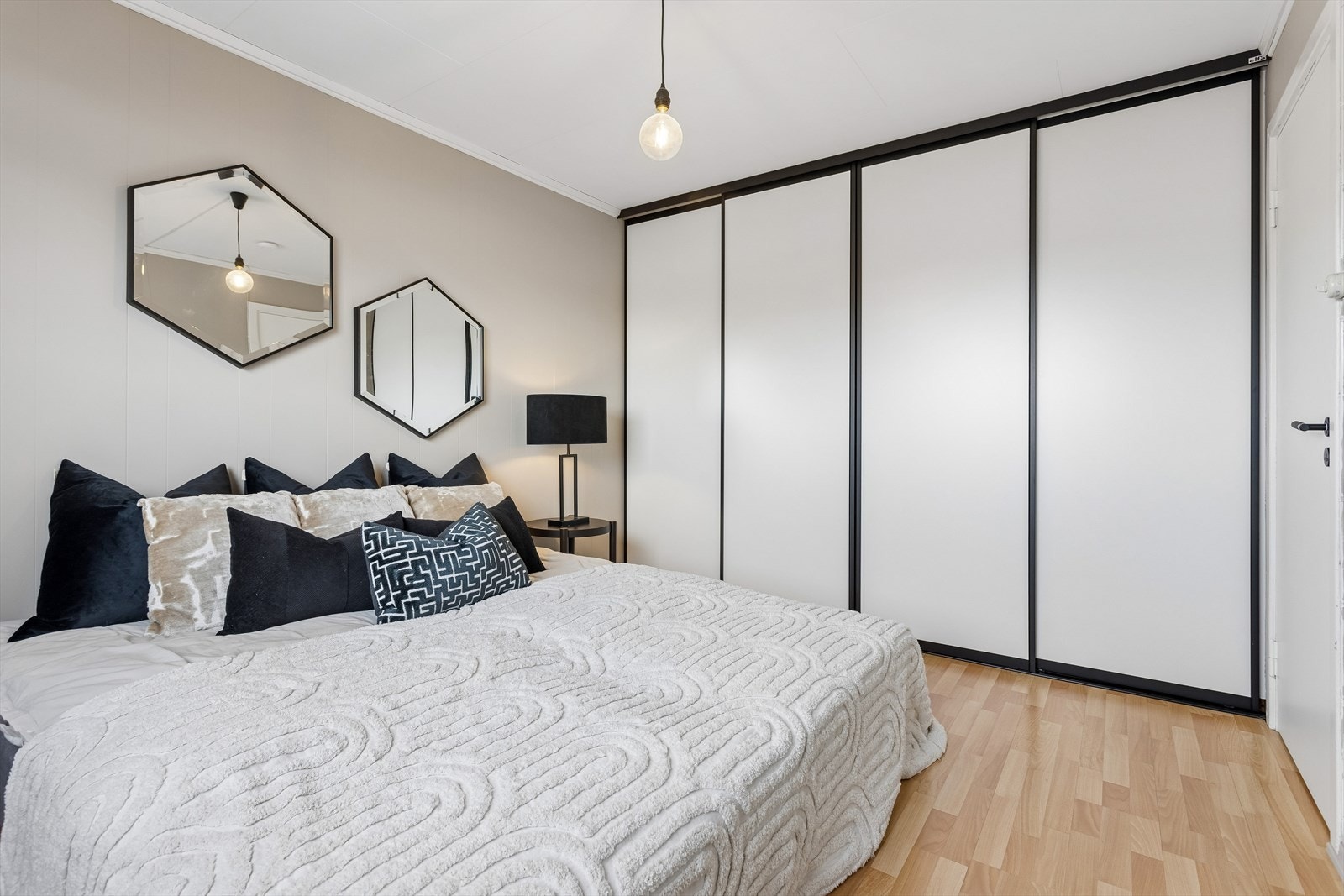 Hovedsoverommet er romslig og har en stor skyvedørsgarderobe for effektiv oppbevaring. Galleribilde