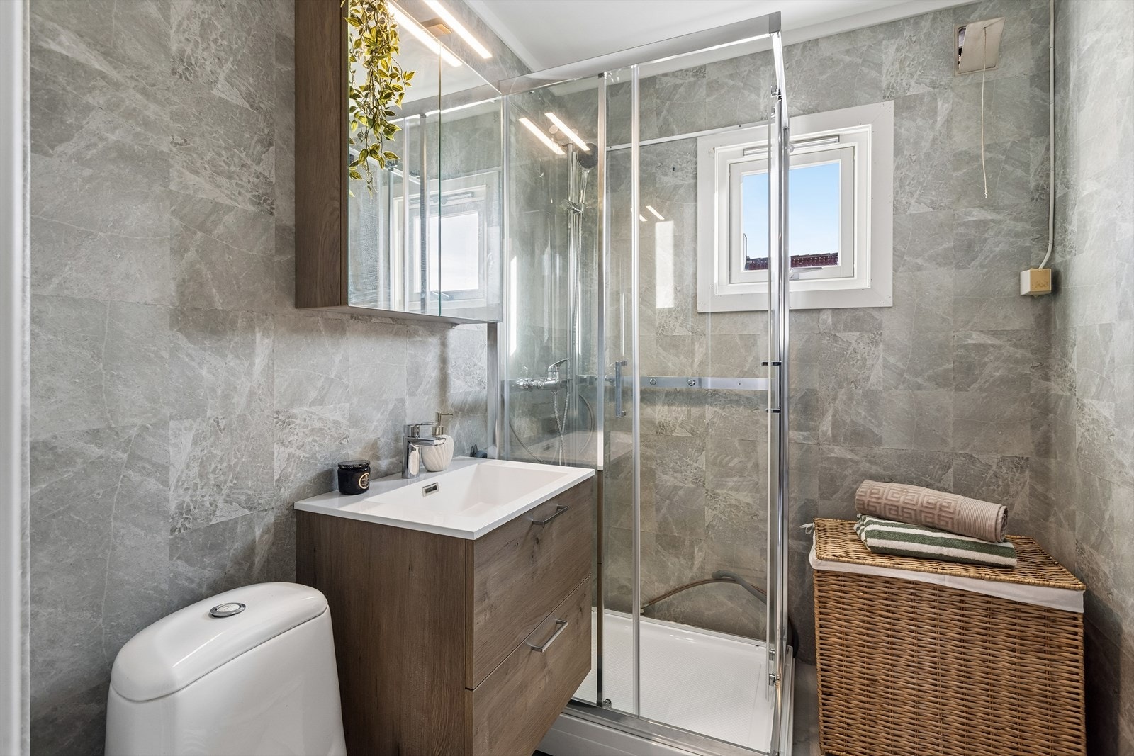 Badet er overflateoppusset med ny baderomsinnredning og dusjkabinett. Galleribilde