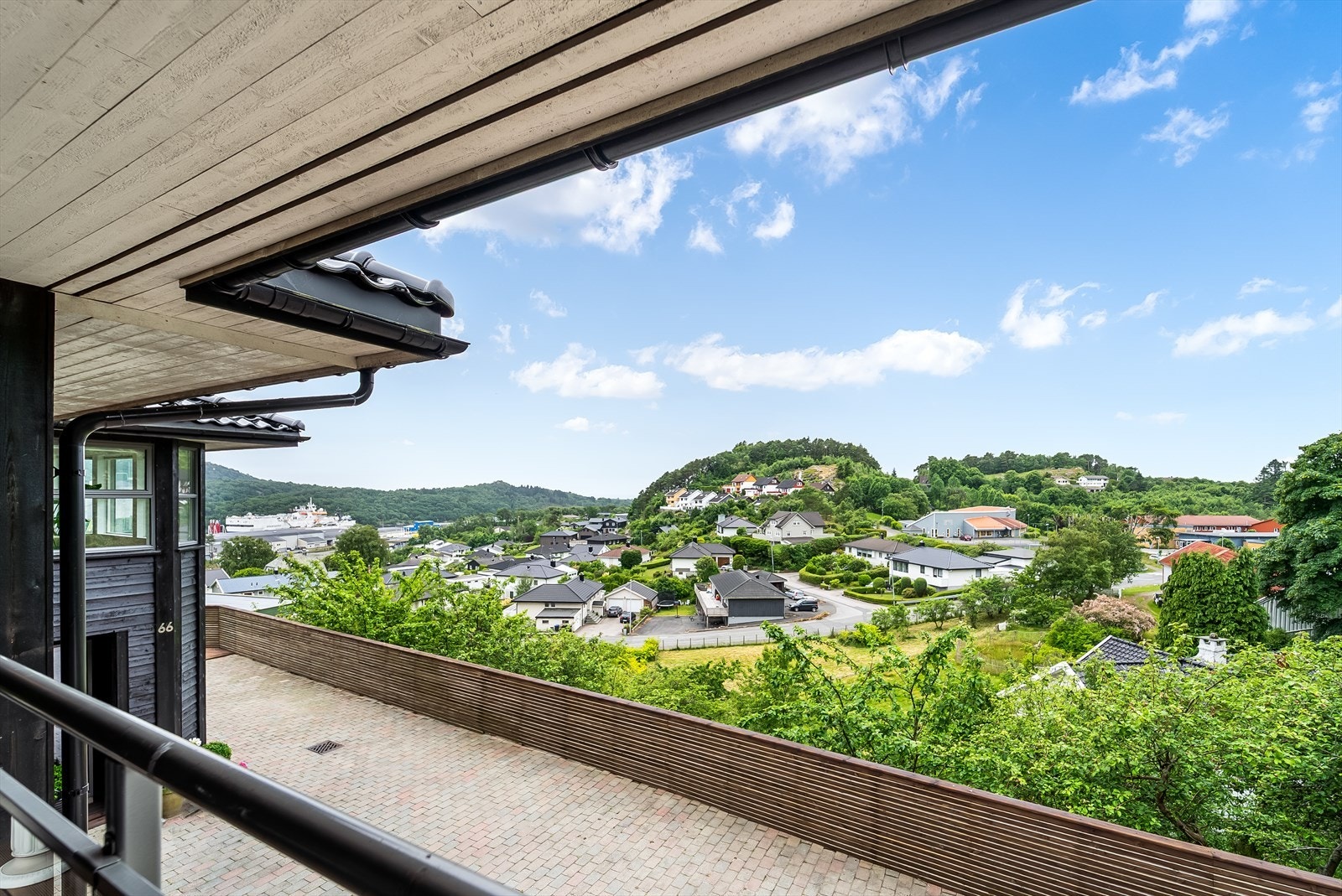 Flott utsikt fra balkongen og de mange flotte solnedgangene kan nytes her ifra. Galleribilde