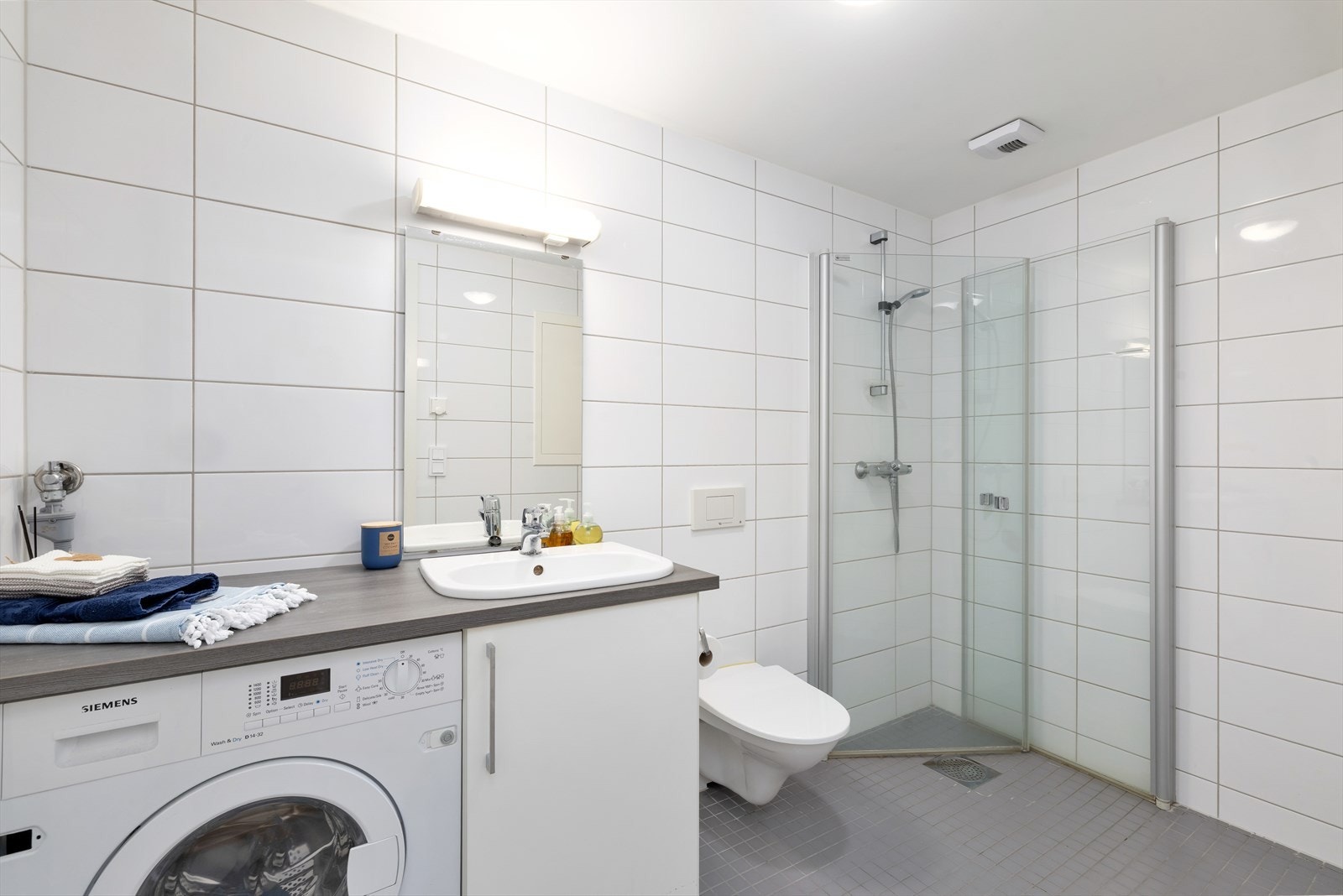 Romslig bad med opplegg for vaskemaskin Galleribilde