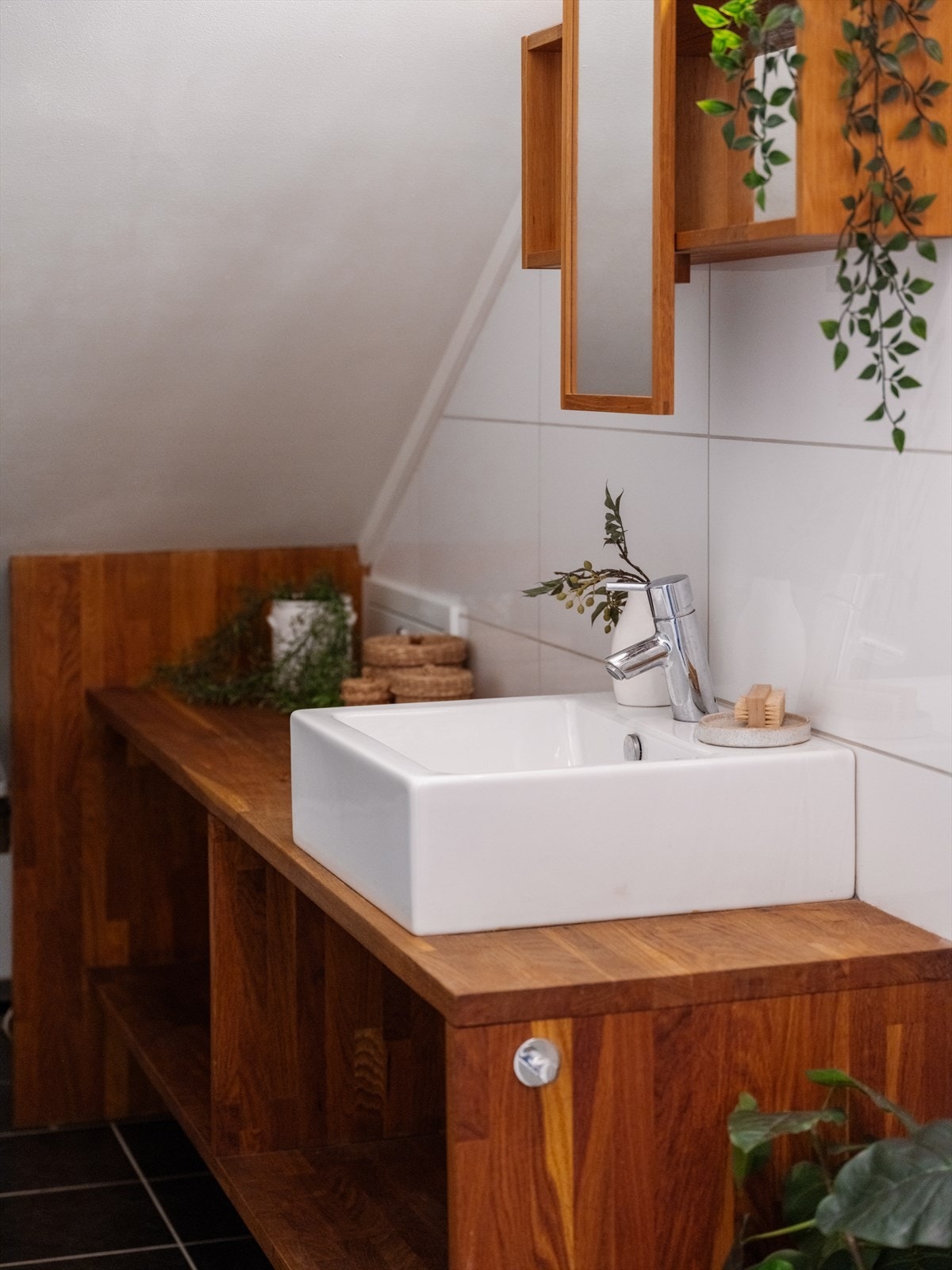 En stilren, vegghengt servantinnredning med ovenpåliggende servant. Galleribilde