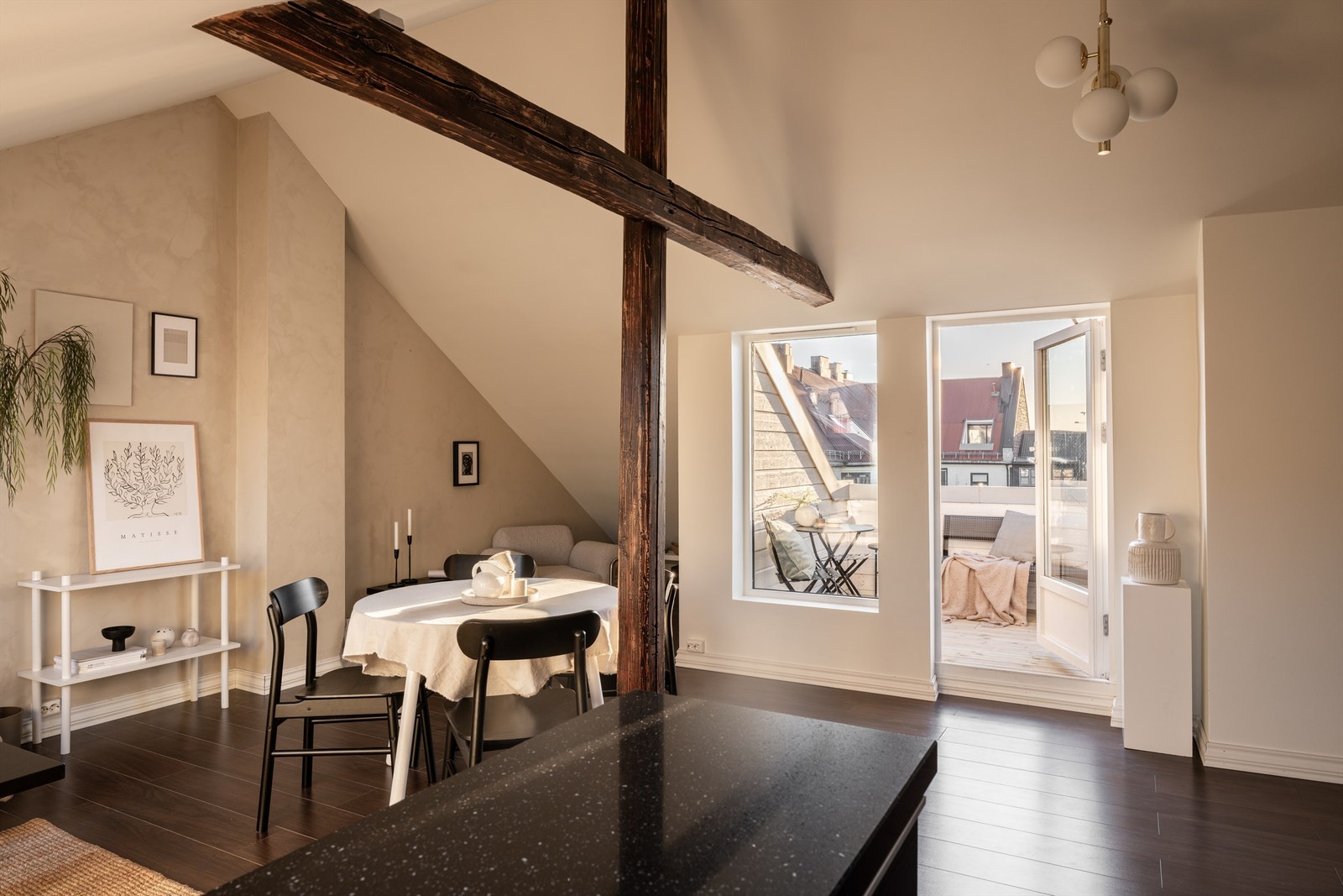 Fra stuen er det utgang til balkongen. Galleribilde