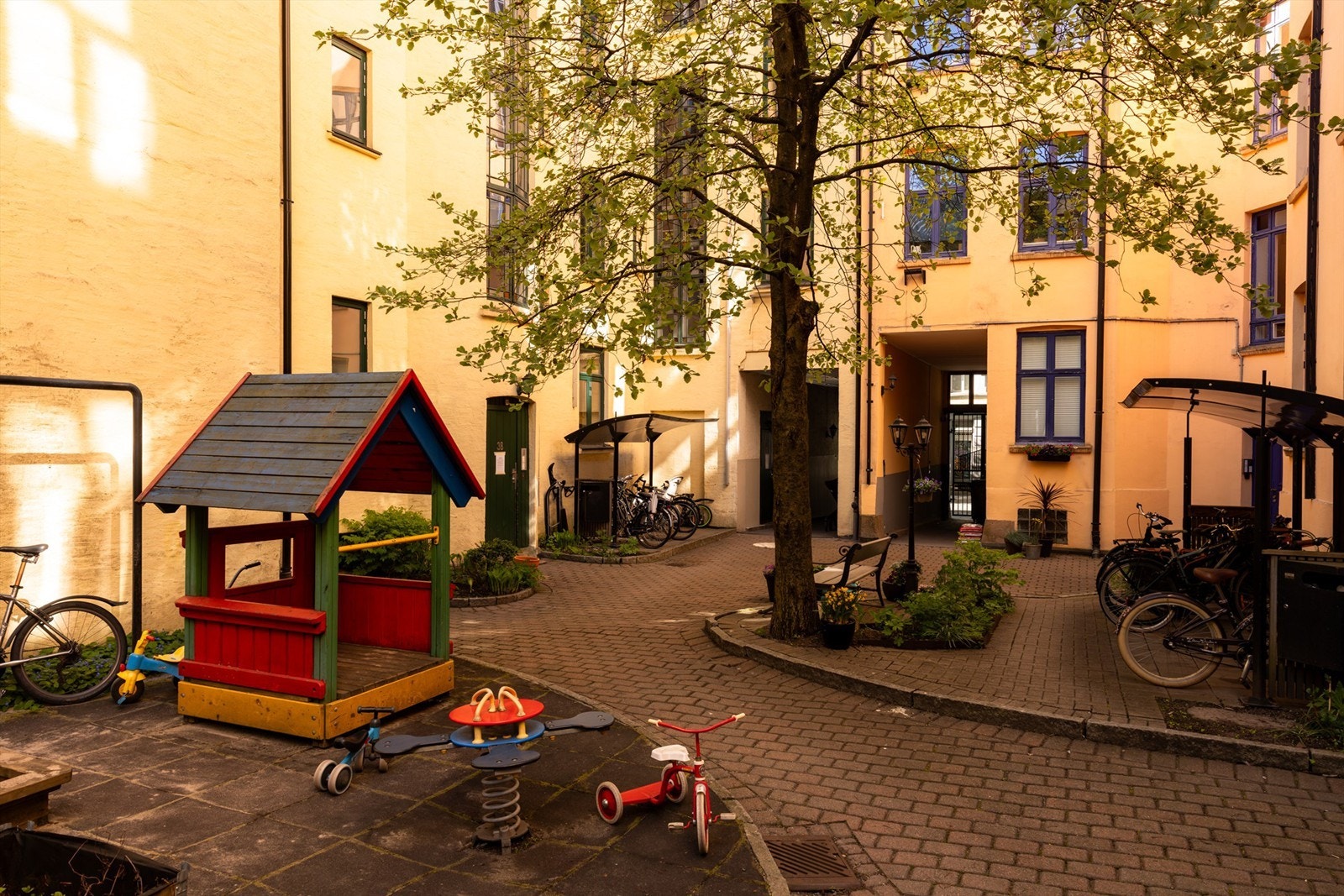 Bakgården er opparbeidet med lekeapparater for de minste. Galleribilde