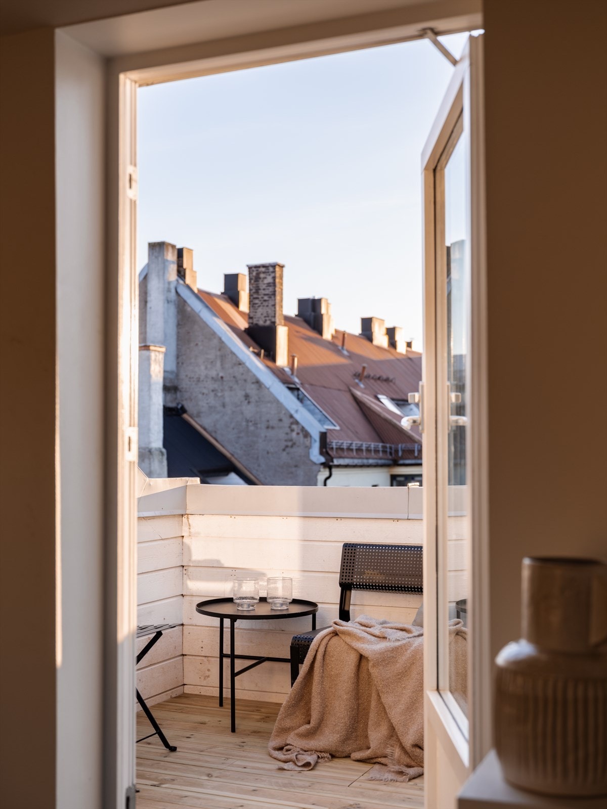 Døren åpner opp til en privat og usjenert uteplass Galleribilde