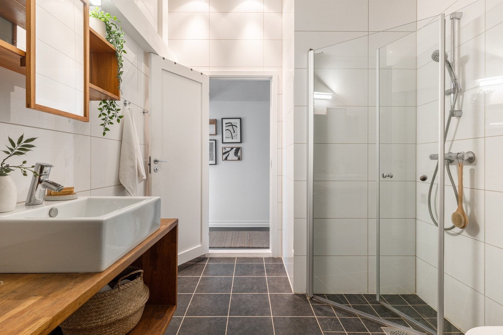 God plass og en funksjonell planløsning gjør badet svært praktisk i hverdagen. Galleribilde