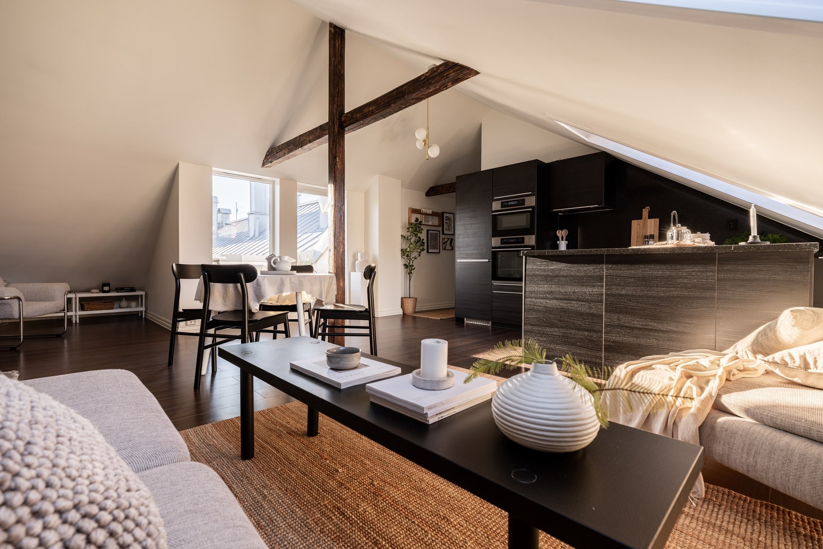 Stuen er romslig med god plass til både sofagruppe og spisebord. Galleribilde