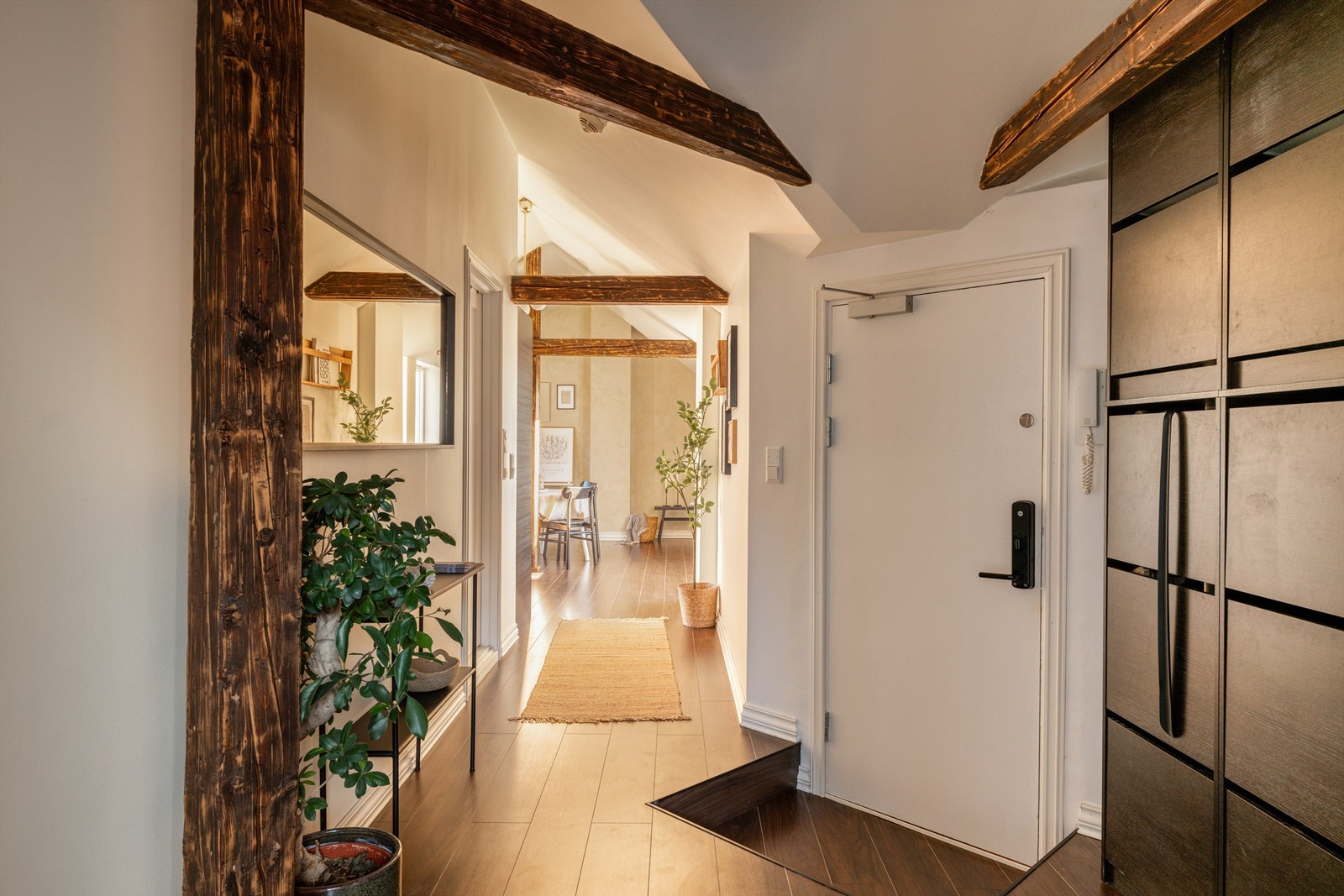 Inngangspartiet har dør med elektronisk kodelås for enkel og sikker adkomst. Galleribilde