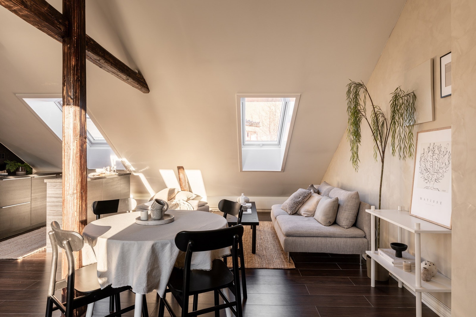 Takvinduer og store vindusflater gir rikelig med naturlig lys til oppholdsrommet. Galleribilde