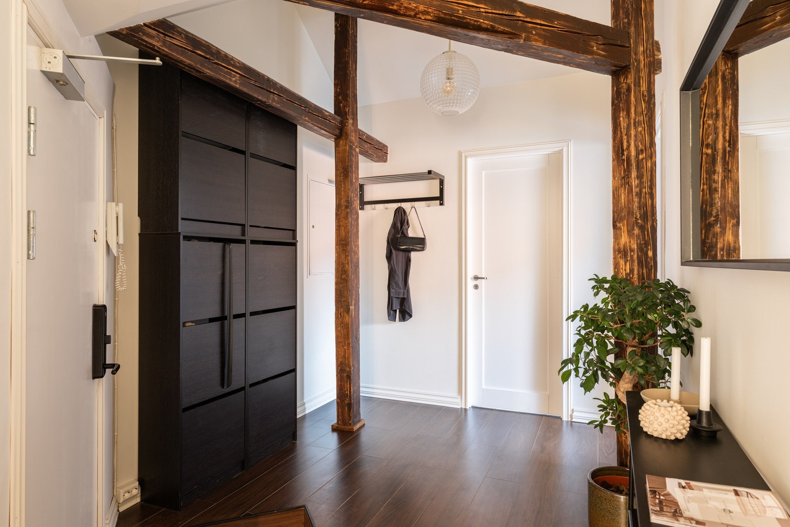 God plass til oppbevaring av yttertøy og sko i entréen. Galleribilde