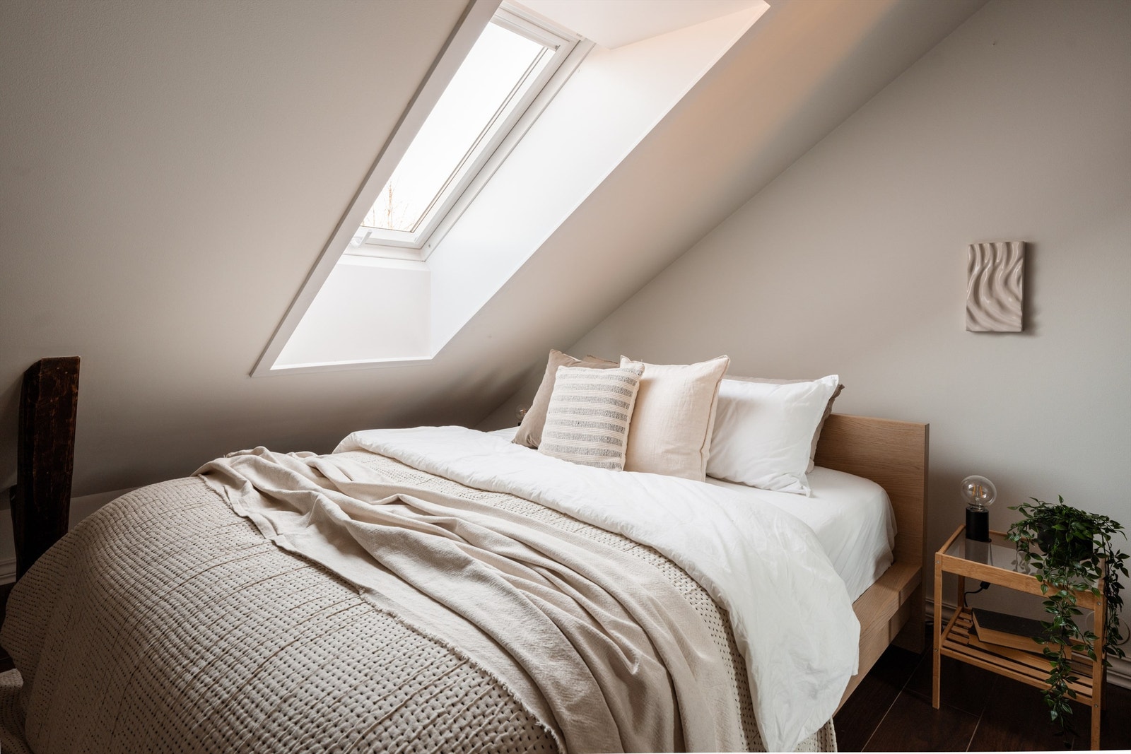 Takvinduet slipper inn dagslys og gir en luftig atmosfære. Galleribilde