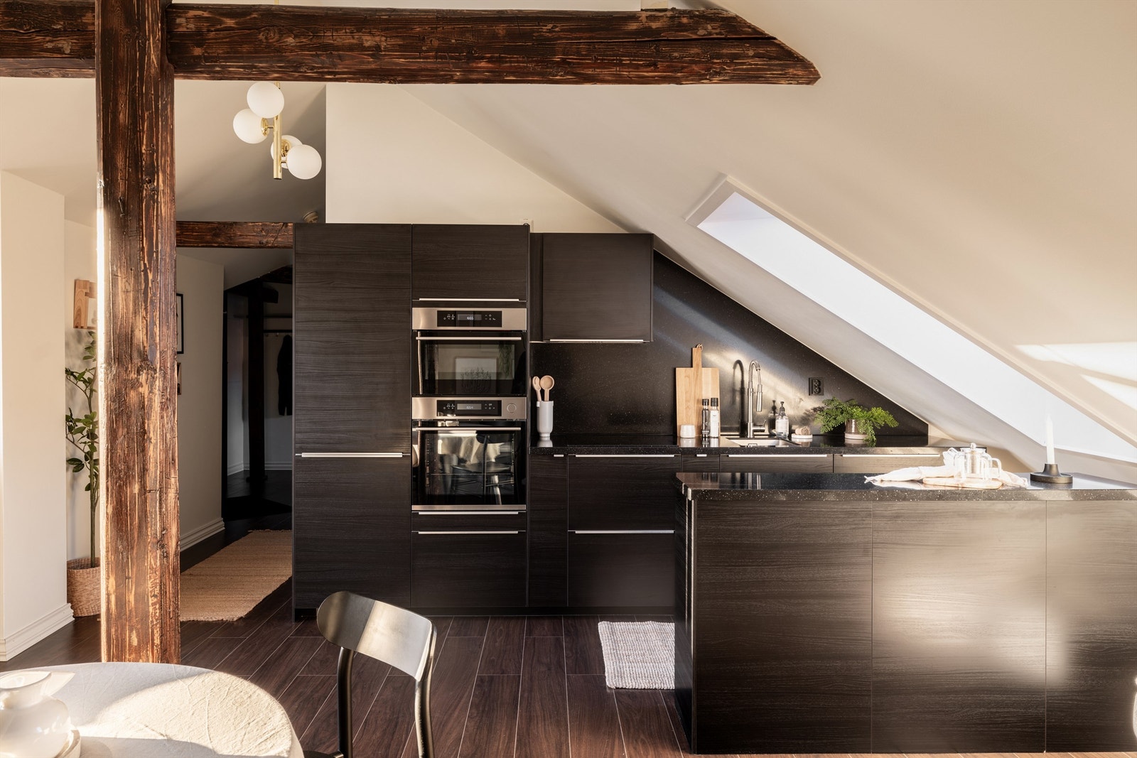 Godt med skap- og benkeplass gjør kjøkkenet både funksjonelt og ryddig. Galleribilde