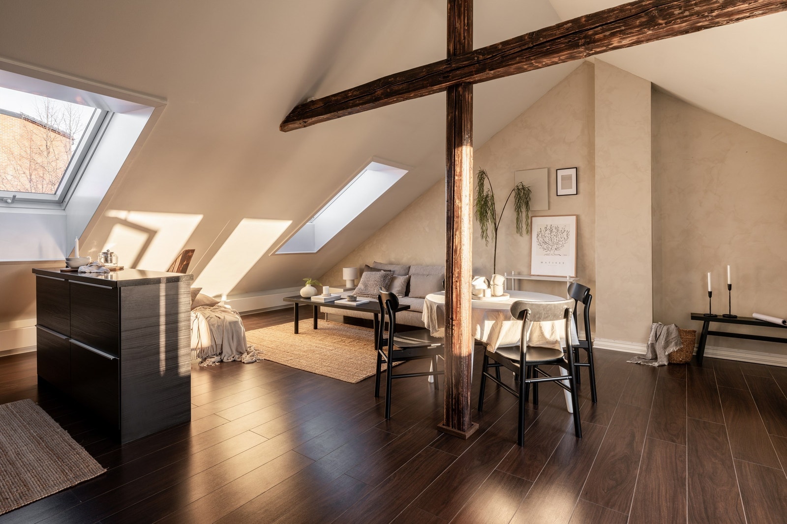 Gulvarealet på 97 m² gir en sjeldent romslig følelse i denne typen leiligheter. Galleribilde