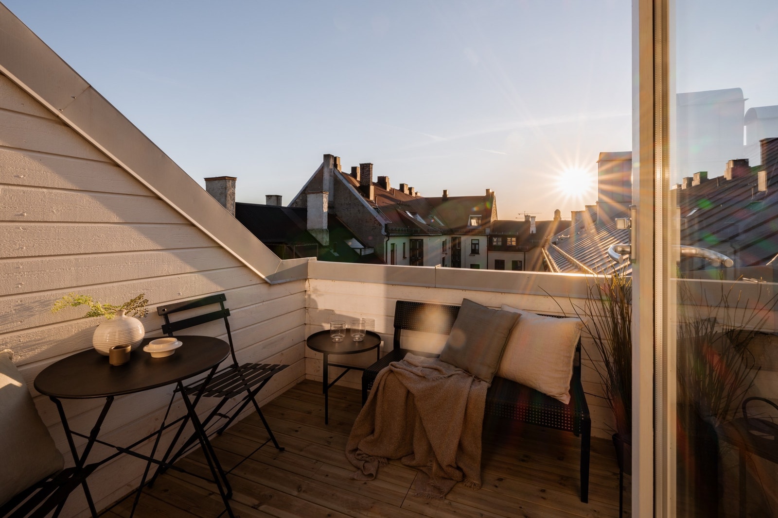 Den sydvestvendte balkongen på 6 m² byr på gode solforhold og utsikt på byens tak Galleribilde