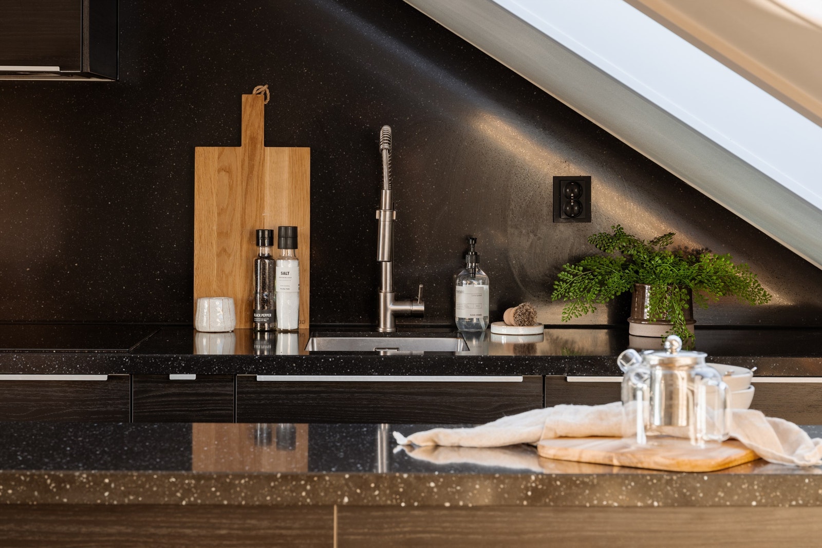 Kjøkkenet er sikret med automatisk vannstopper og fuktsensor for ekstra trygghet. Galleribilde