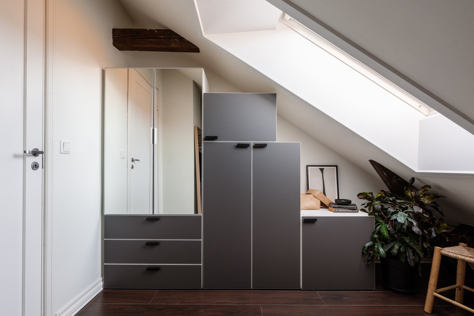 Smarte garderobeløsninger utnytter plassen under skråtaket optimalt. Galleribilde