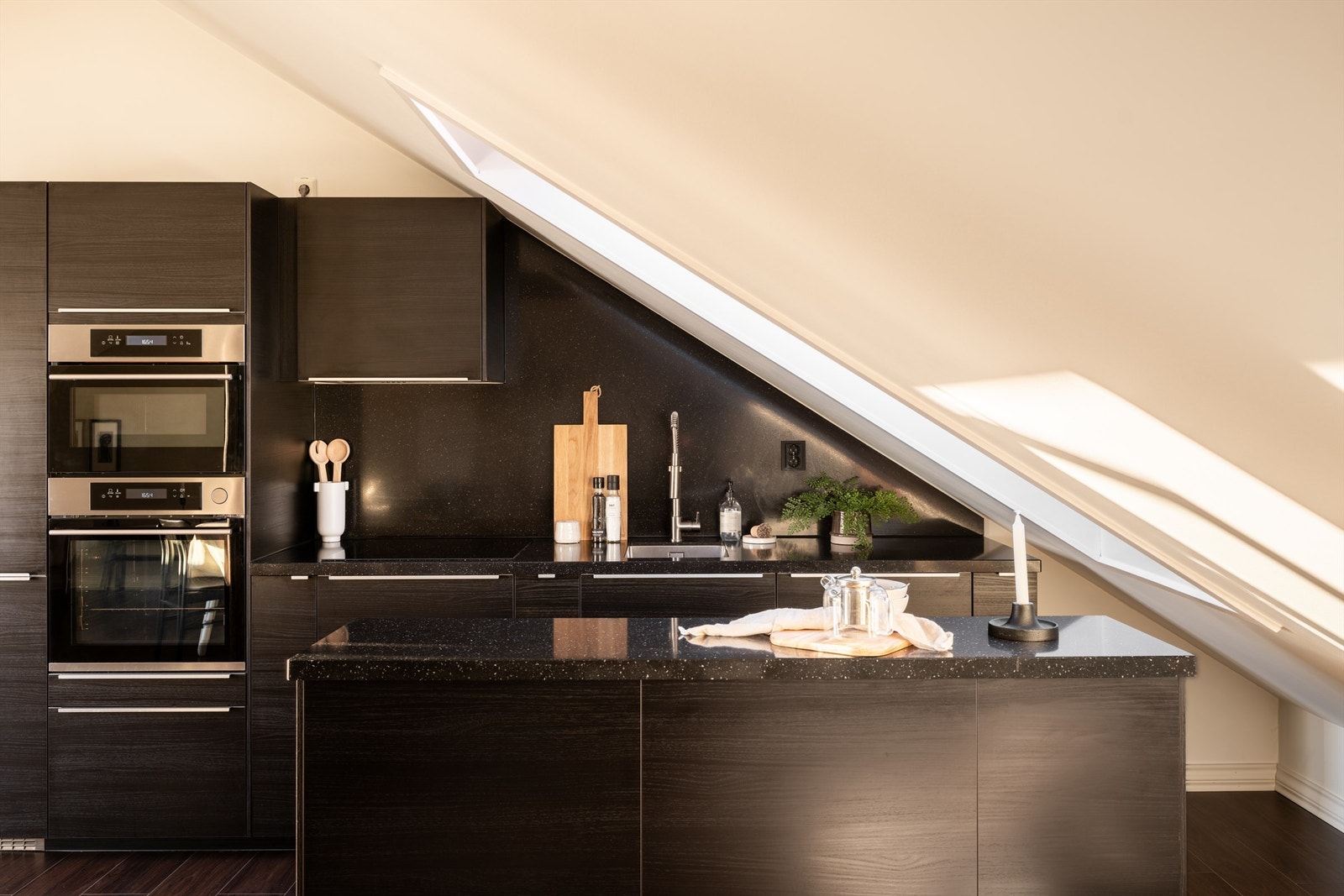 Kjøkkenet fra 2017 har integrerte hvitevarer, stilrene fronter og en praktisk kjøkkenøy. Galleribilde