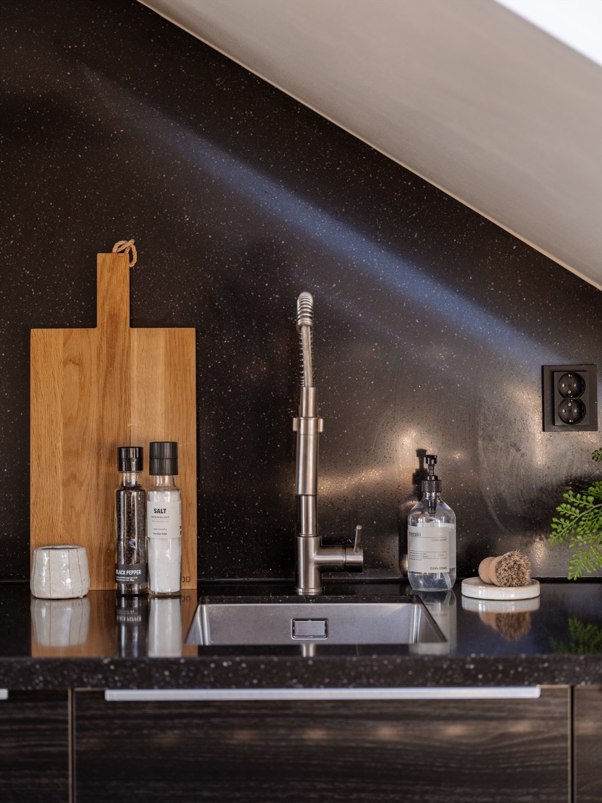 Benkeplaten i stein er både slitesterk og elegant, med underlimt vask. Galleribilde