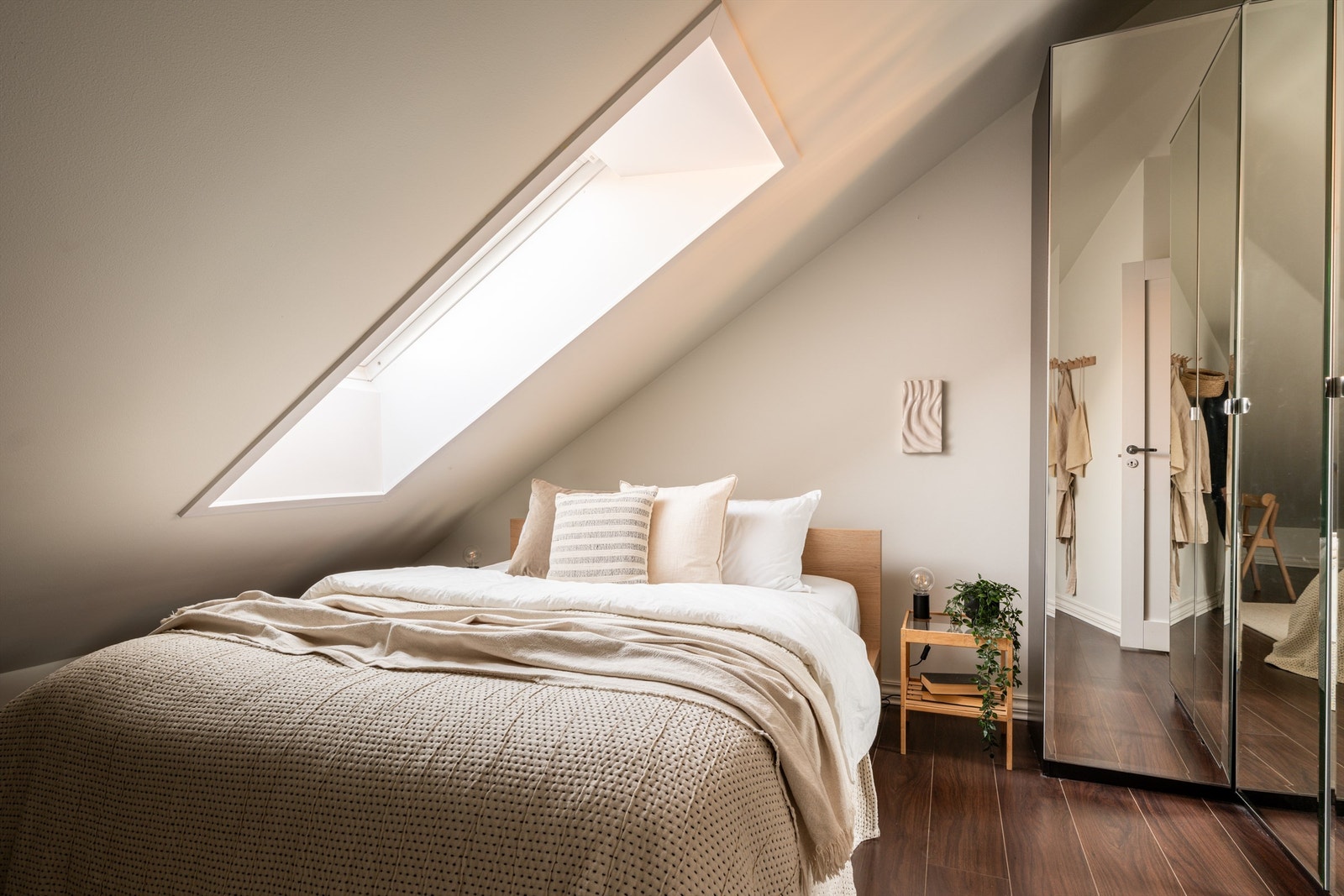 Hovedsoverommet er romslig med plass til dobbeltseng og garderobeløsning. Galleribilde