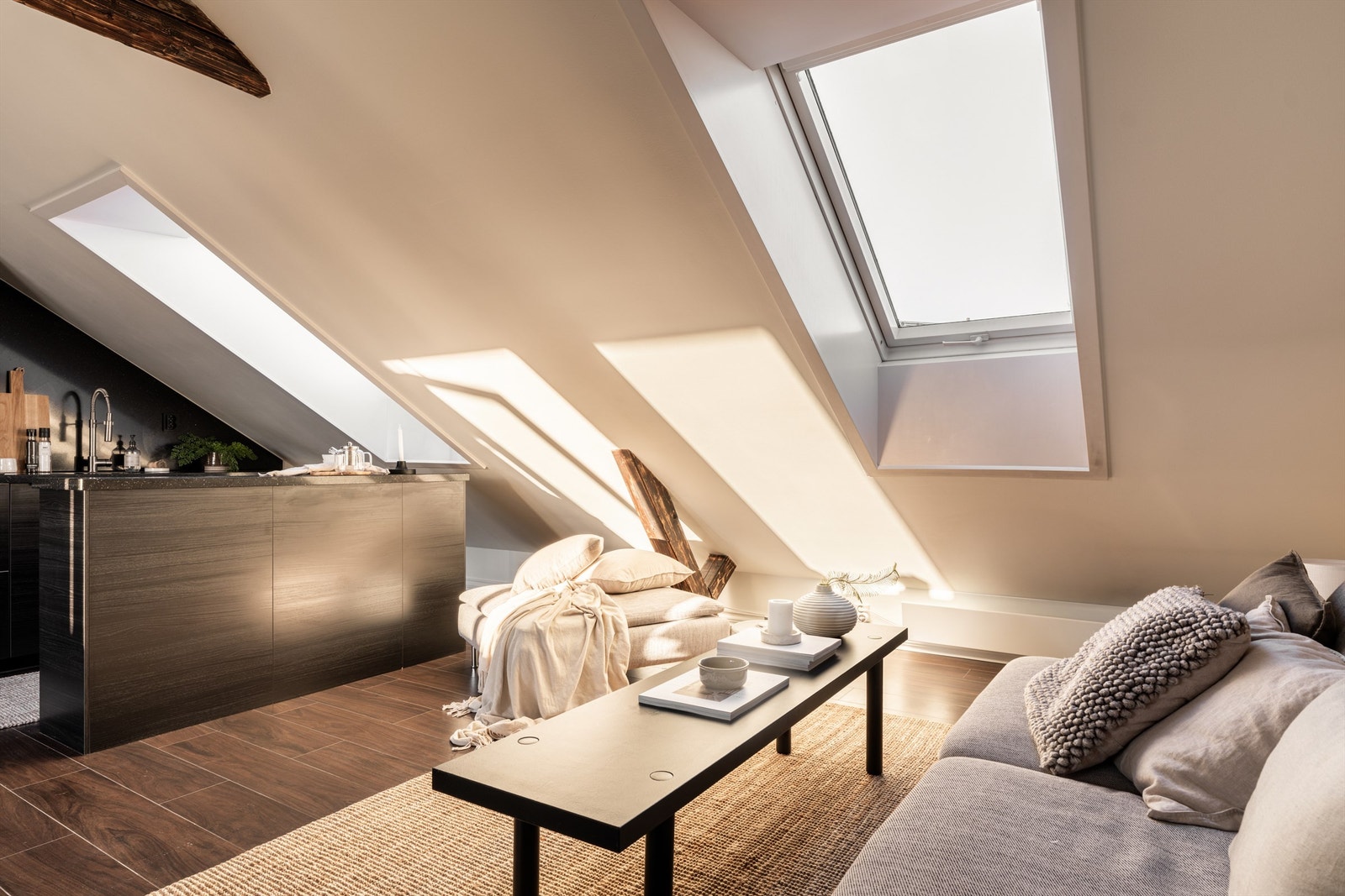 Lysinnfallet fra takvinduene skaper et levende spill i rommet gjennom dagen. Galleribilde