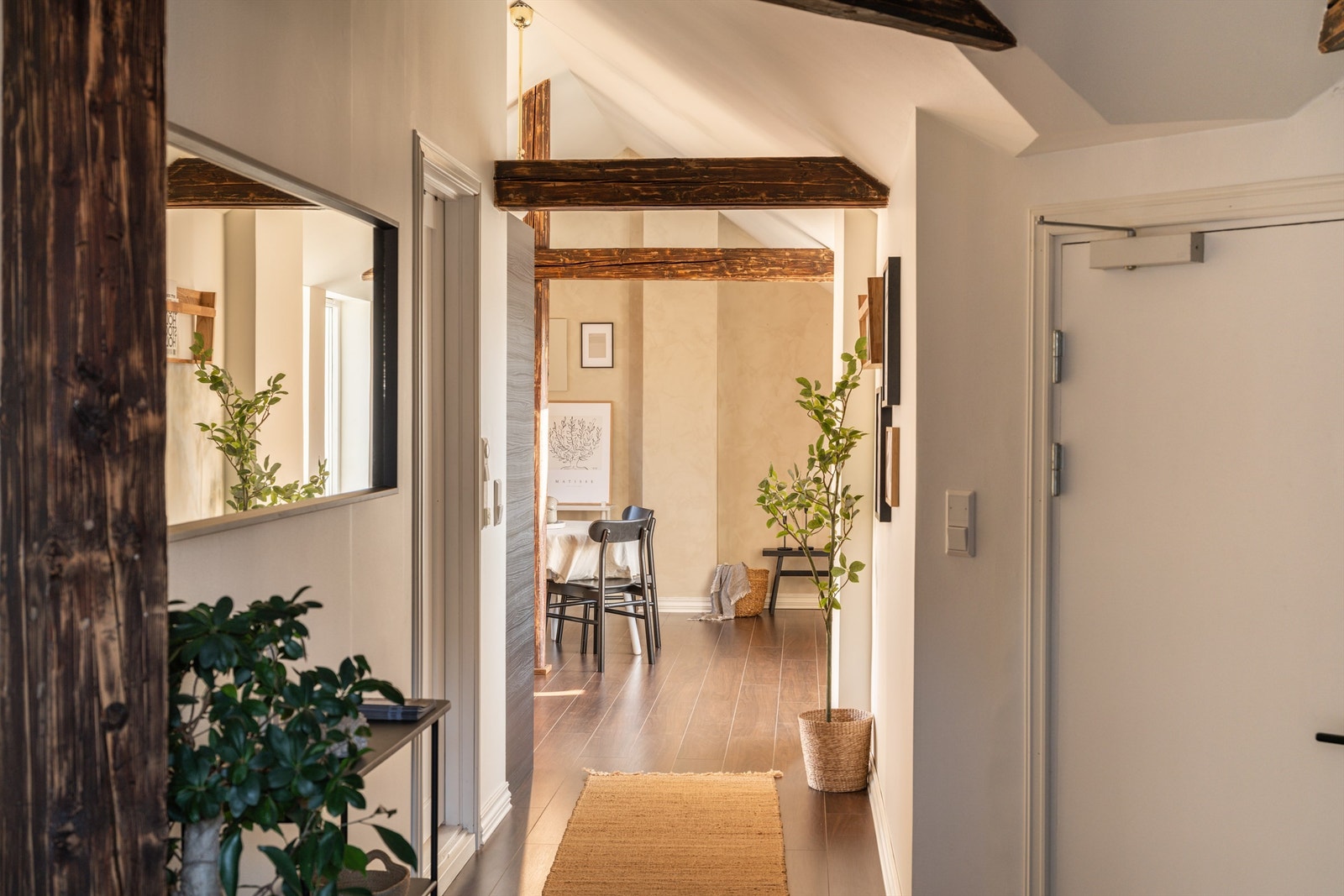 Velkommen inn. Entréen åpner opp leiligheten og de originale trebjelkene setter et unikt preg. Galleribilde