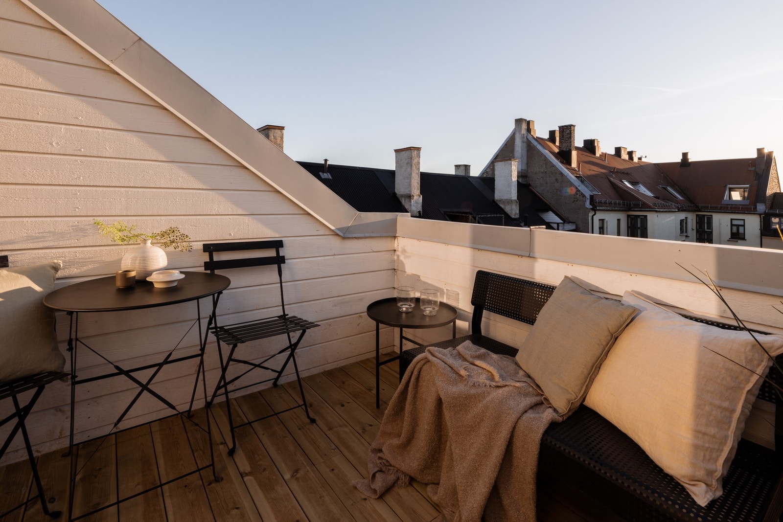 Balkongen har god plass til en sittegruppe og er helt uten innsyn. Galleribilde