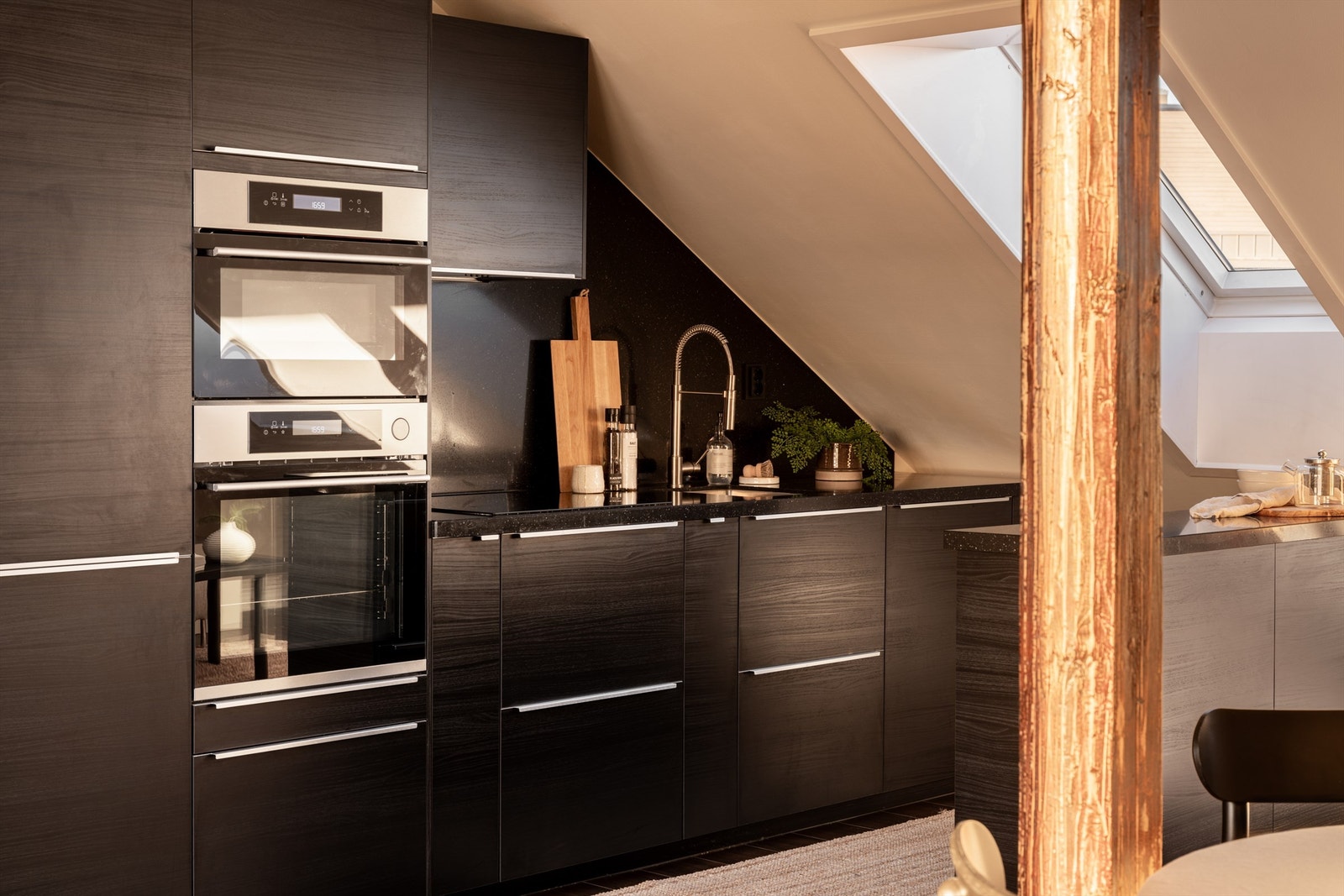 Alle hvitevarer, inkludert kjøleskap, oppvaskmaskin og platetopp, medfølger. Galleribilde