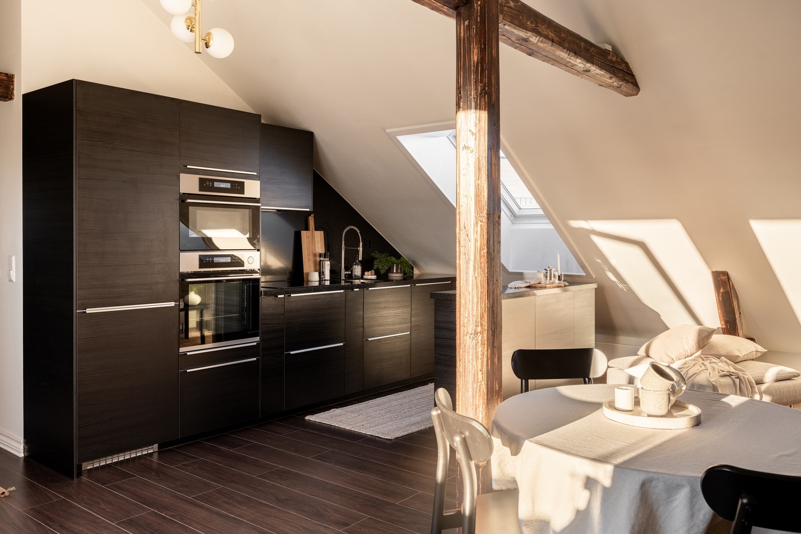 Den åpne løsningen mot stuen gjør matlagingen til en sosial opplevelse. Galleribilde