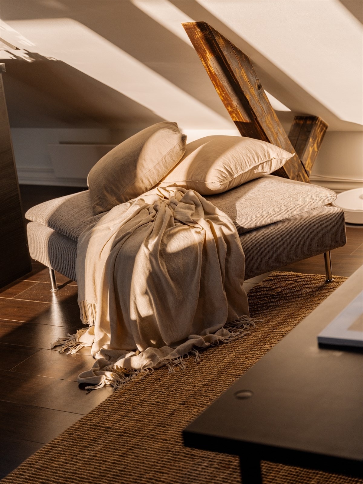 Laminatgulv i hele oppholdsrommet gir et helhetlig og rent uttrykk. Galleribilde