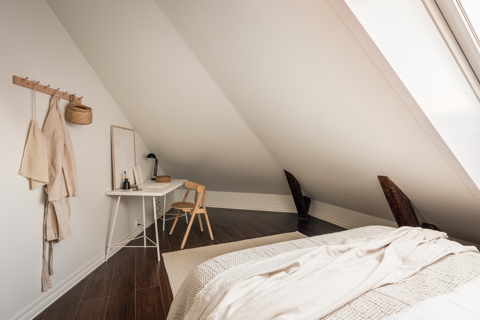 Rommet har også plass til en liten arbeidsplass eller kommode. Galleribilde