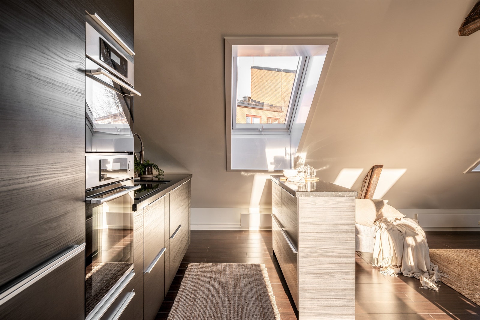 Kjøkkenøya gir ekstra arbeidsflate og fungerer som en naturlig romdeler. Galleribilde