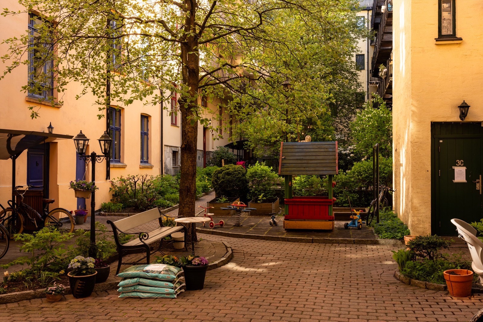 Den felles bakgården er pent opparbeidet med belegningsstein og grøntarealer. Galleribilde