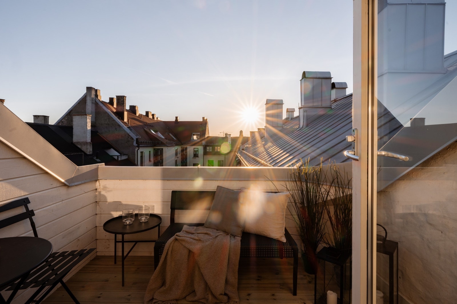 Her kan du nyte gode solforhold med utsikt over nabolagets tak. Galleribilde