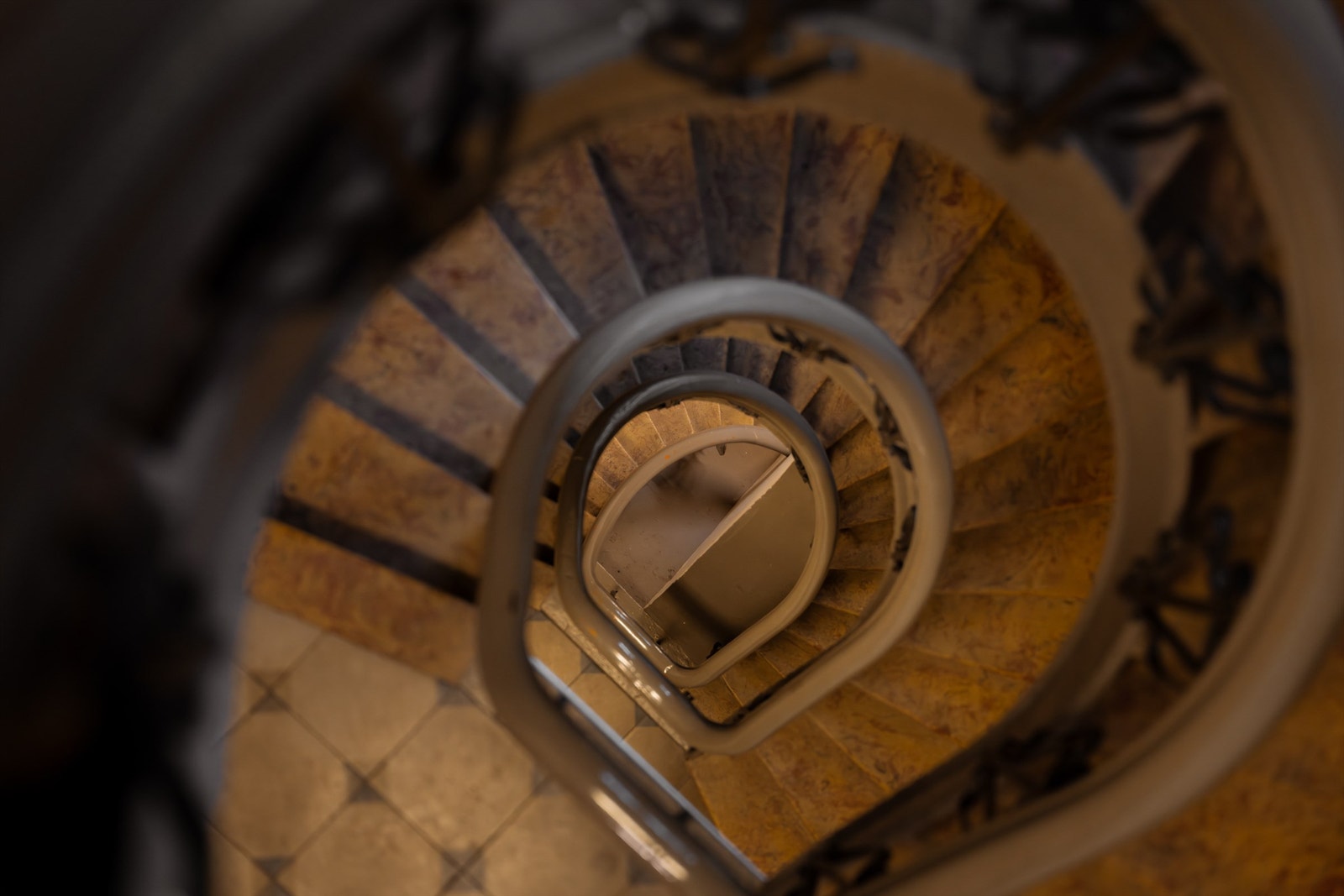 Adkomst til leiligheten skjer via felles, klassisk trappeoppgang. Galleribilde