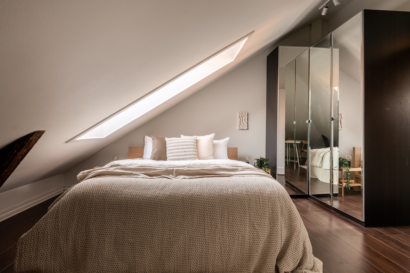 Store garderobeskap med speilfronter gir rikelig med oppbevaring og en god romfølelse. Galleribilde