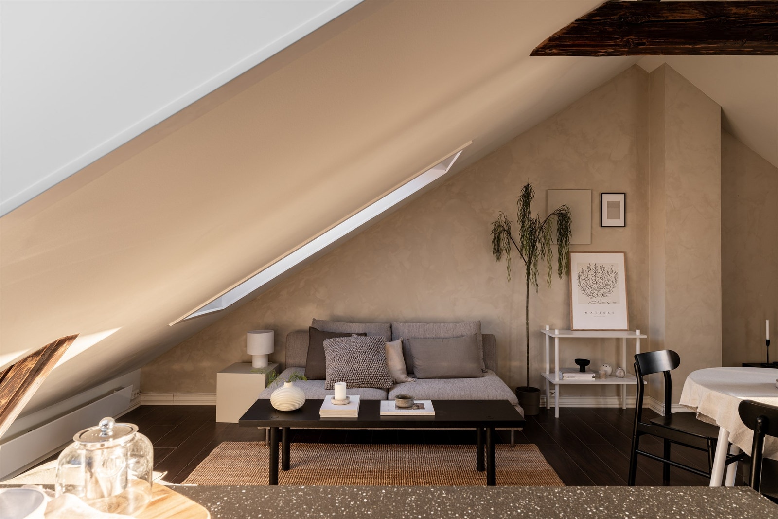 Skråtaket utnyttes effektivt og skaper lune kroker i stuen. Galleribilde