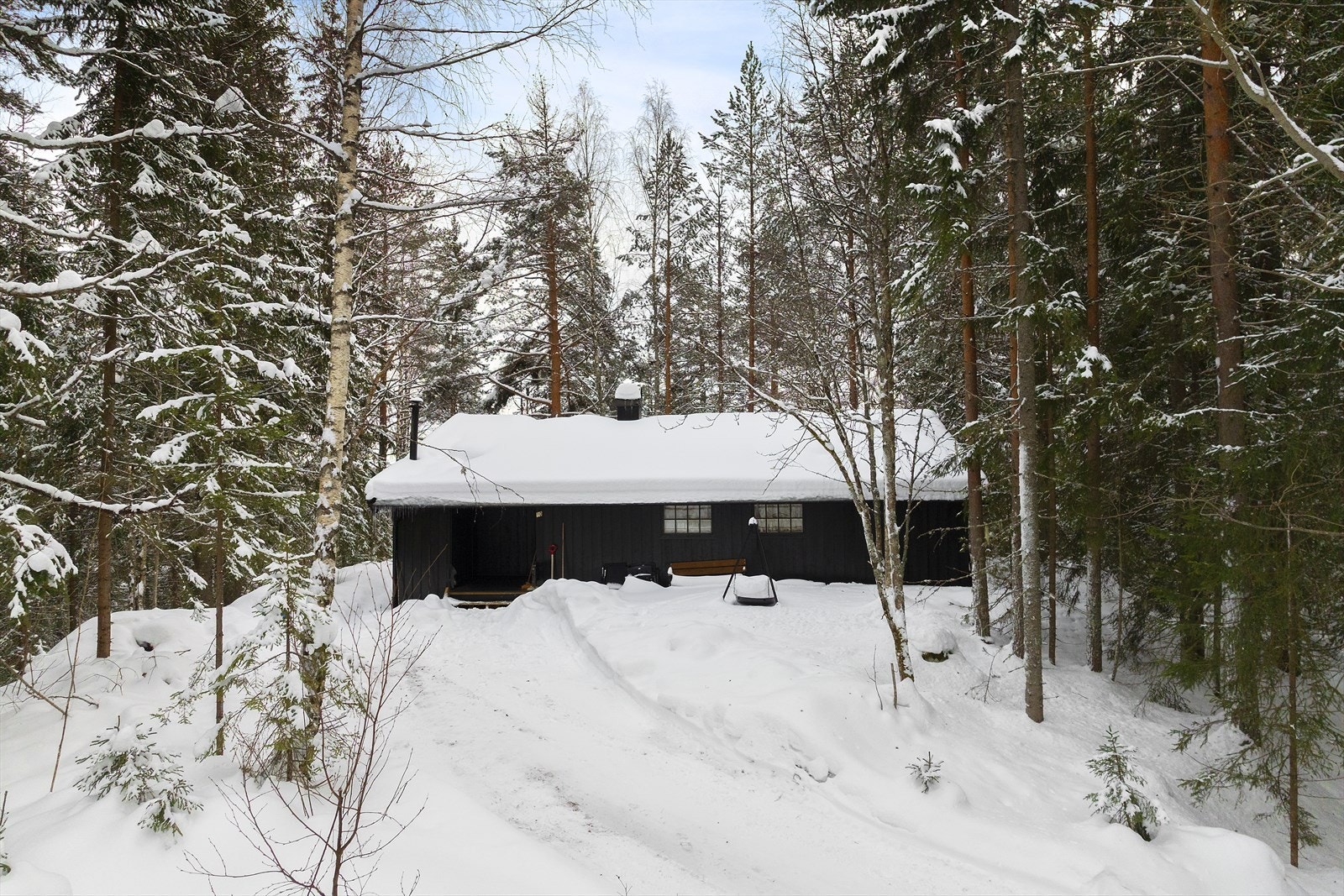 Hytten ligger i naturskjønne omgivelser og har en enkel hyttestandard. Galleribilde