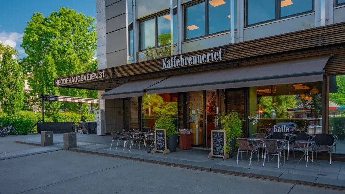 Kaffebrenneriet rett over veien fra bygget Galleribilde