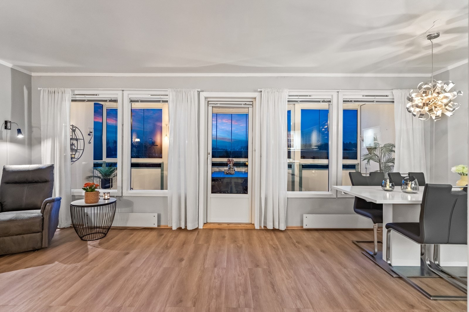 Stuen er et sosialt oppholdsrom med gode vindusflater. Galleribilde