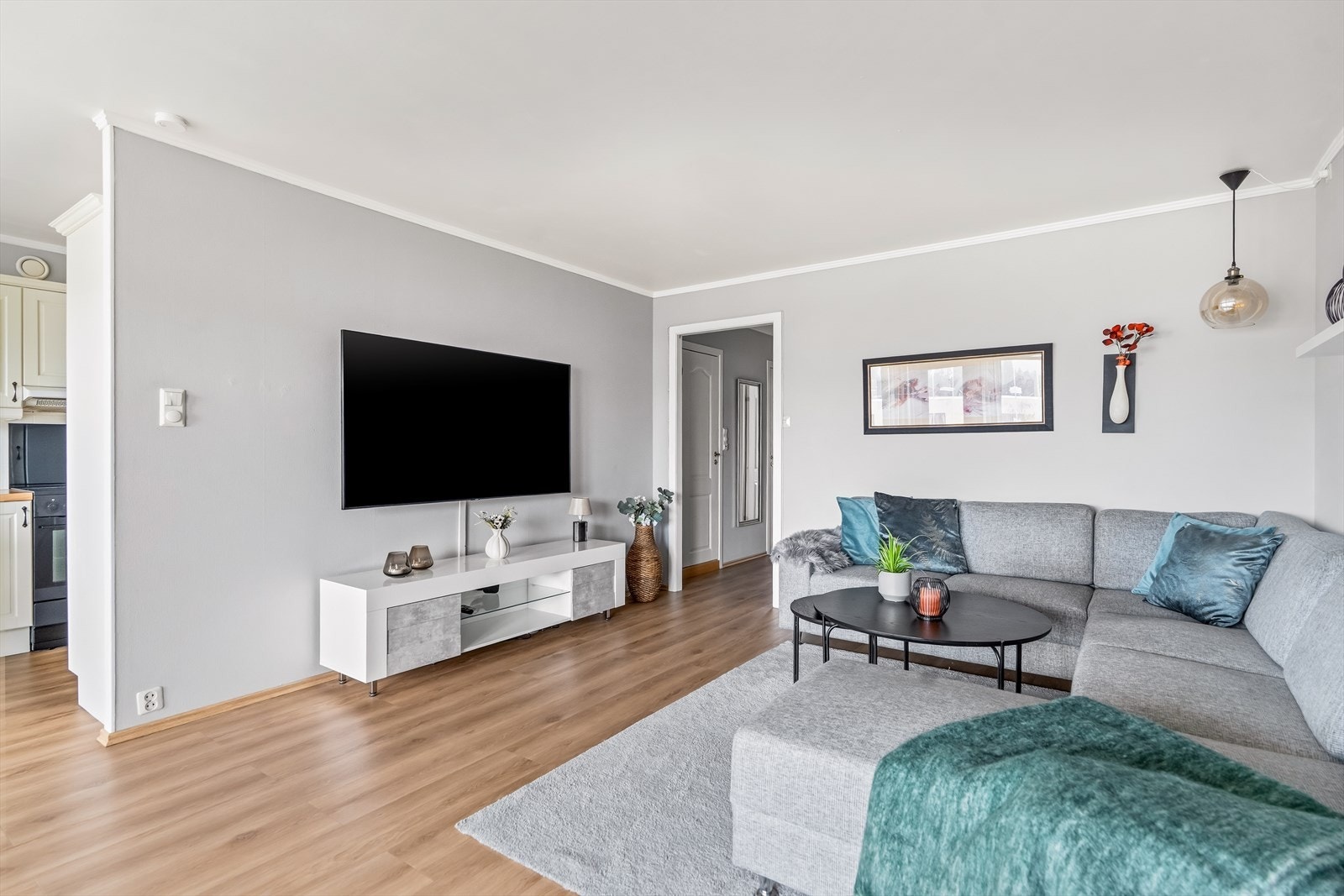 Det er god plass til å møblere med sofa, spisebord og tilhørende møblement. Galleribilde