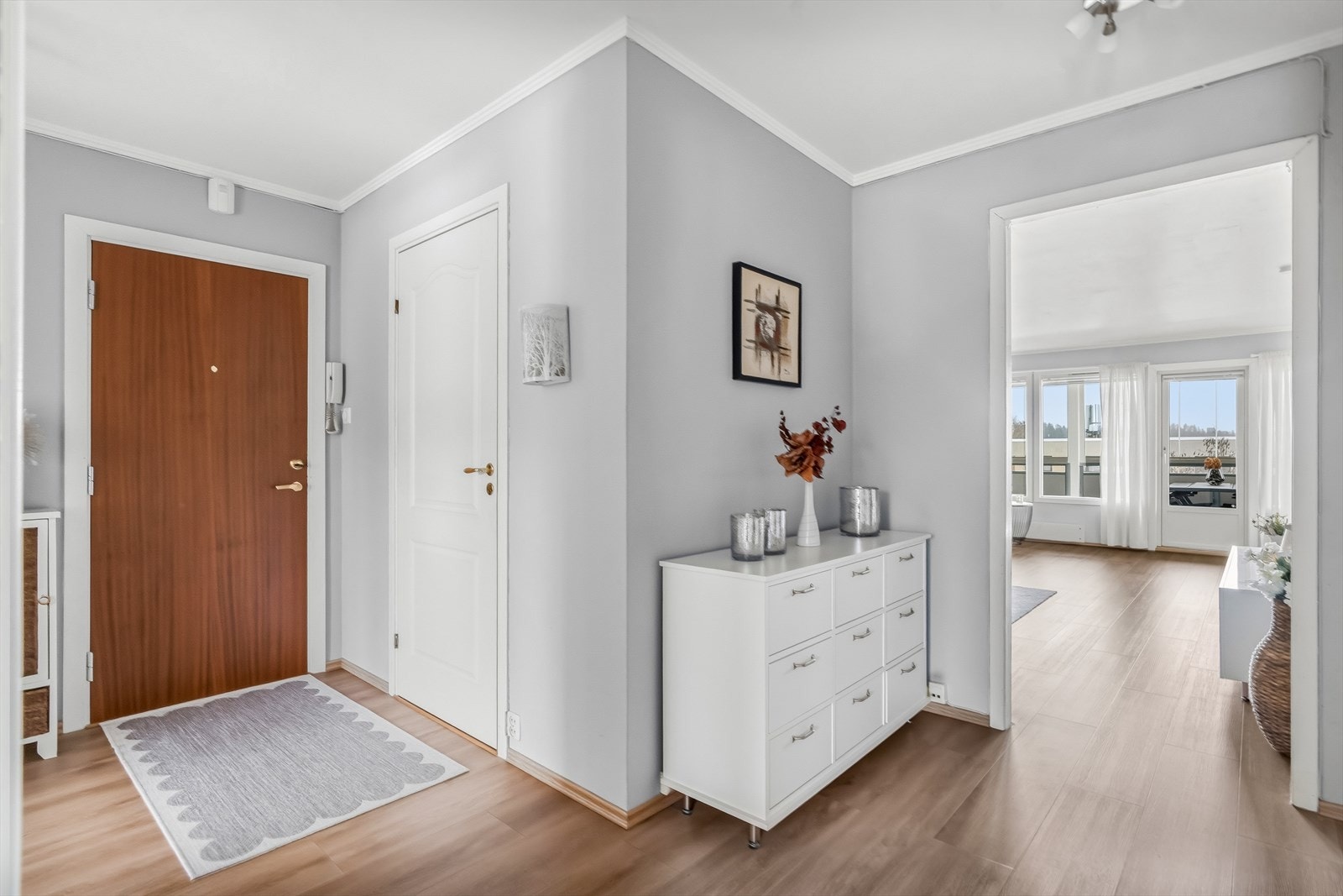 Fra entré har du tilgang til bad, toalettrom, bod og soverommene. Galleribilde