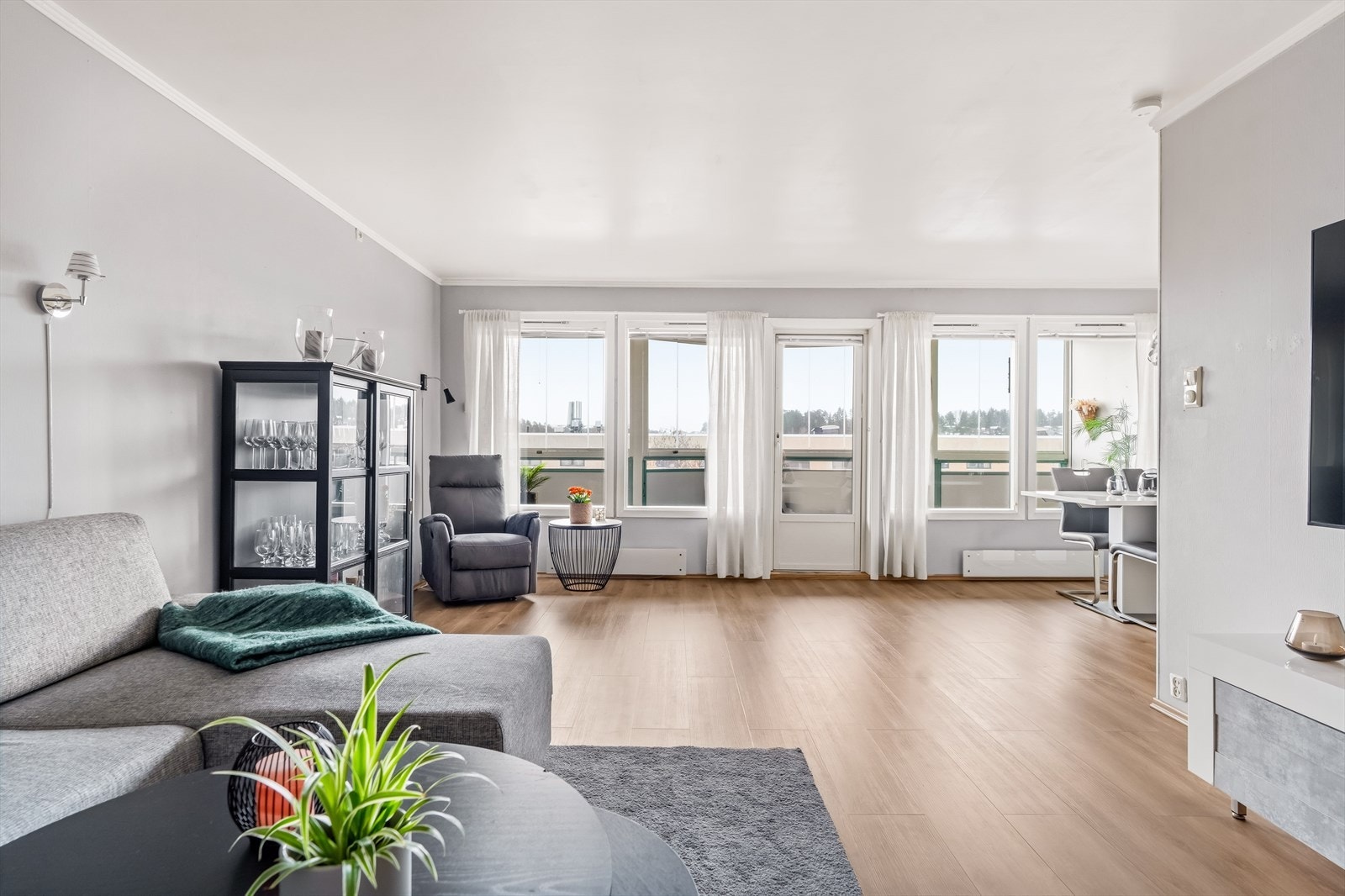 De store vinduene og utgang til balkong gir naturlig lystilførsel til rommet og bidrar til en hyggelig atmosfære. Galleribilde