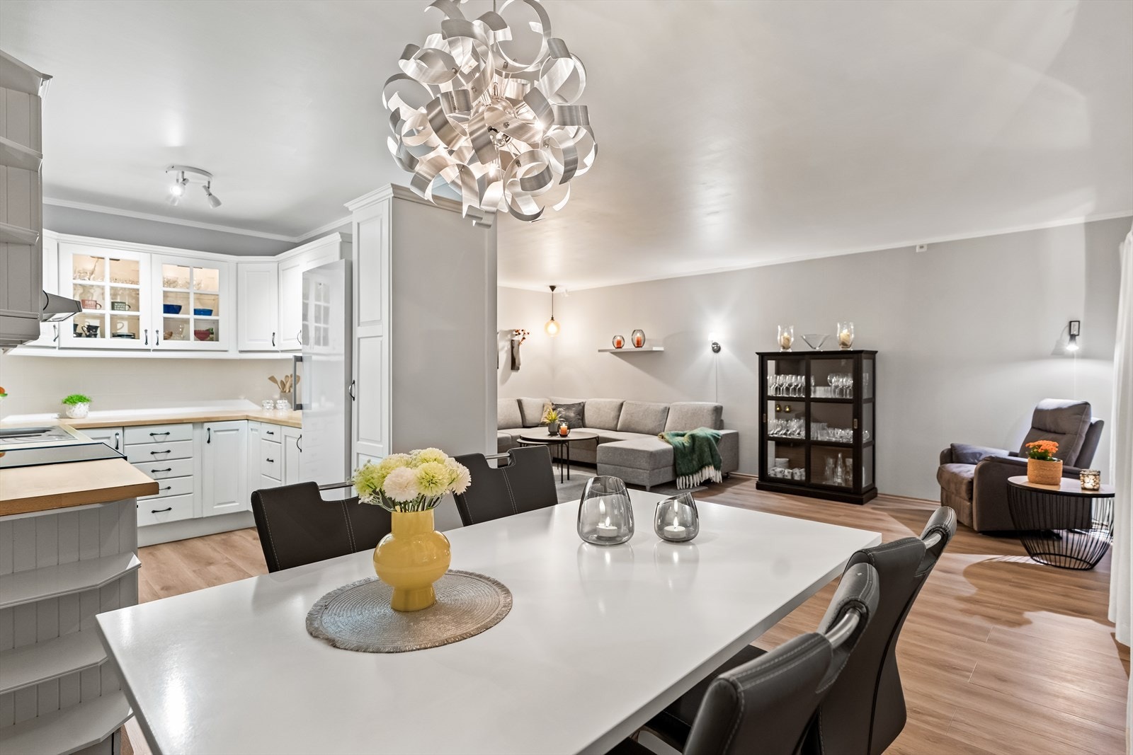 Delvis åpen løsning mot kjøkkenet med naturlig sone til spisestue. Galleribilde